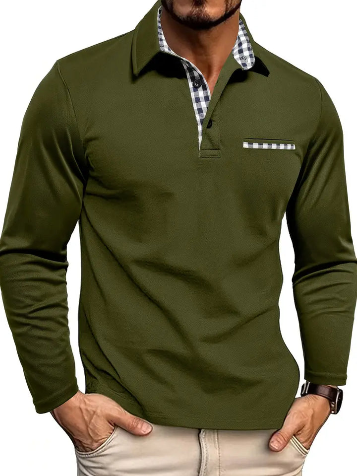 Mann trägt olivgrünes Langarm-Poloshirt mit Karodetails an Kragen und Brusttasche, Hände in den Hosentaschen 3