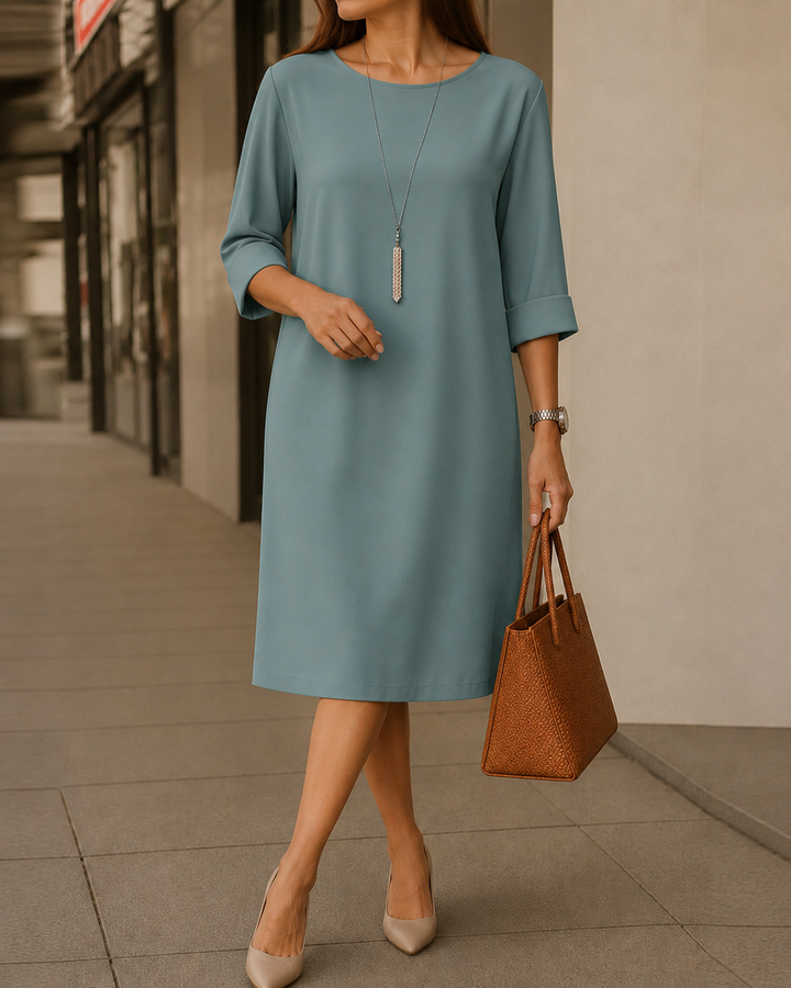 Graublaues Kleid mit Ärmelaufschlag, auf der Straße getragen mit spitzen Pumps und brauner Handtasche 5
