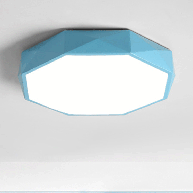 Blaue achteckige Deckenleuchte schräg von unten mit sichtbarem Facettenrand und weißer Abdeckung 5