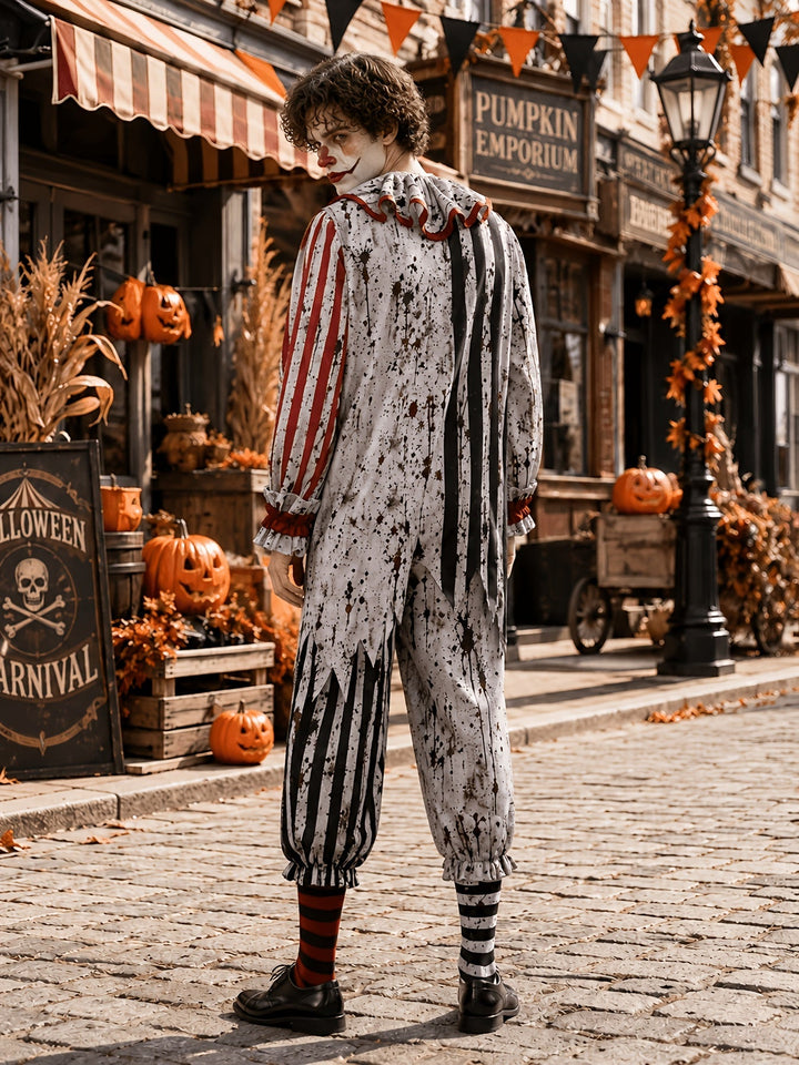 Rückansicht des Clown-Overalls mit gezackten Streifenpartien am Rücken, Spritzermuster und Rüschenkragen; der Mann blickt über die Schulter. 3