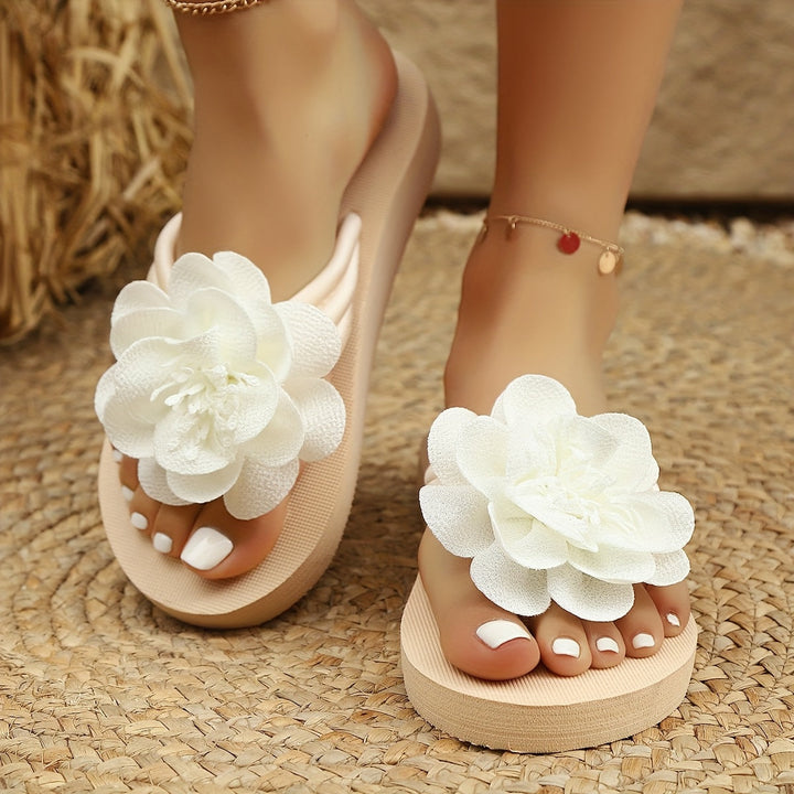 Stylische Damen-Slipper mit Blumendetail für den Sommer - BlütenSchritt