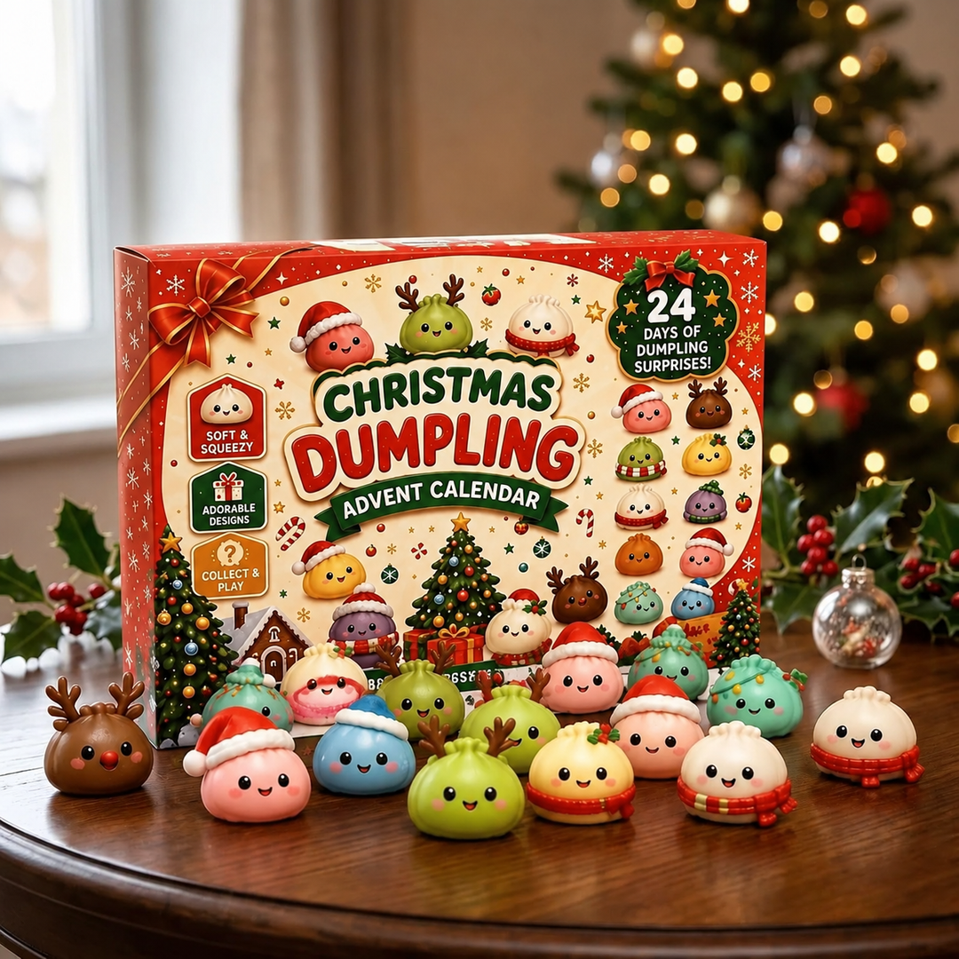 Rot-festliche Adventskalender-Schachtel mit bunten Knödel-Figuren davor auf einem Holztisch vor leuchtendem Weihnachtsbaum 1