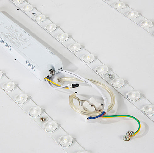 Blick ins Innere der Leuchte mit LED-Modulen, Treiber und Anschlusskabeln 18