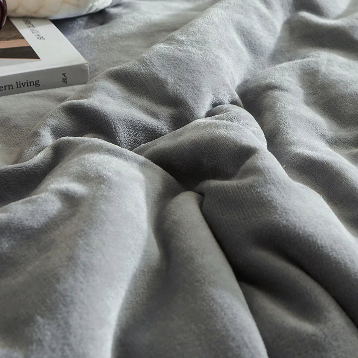 Luxe Winter Fleece Blanket - CozyCuddle