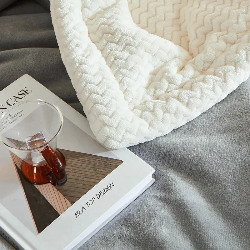 Luxe Winter Fleece Blanket - CozyCuddle