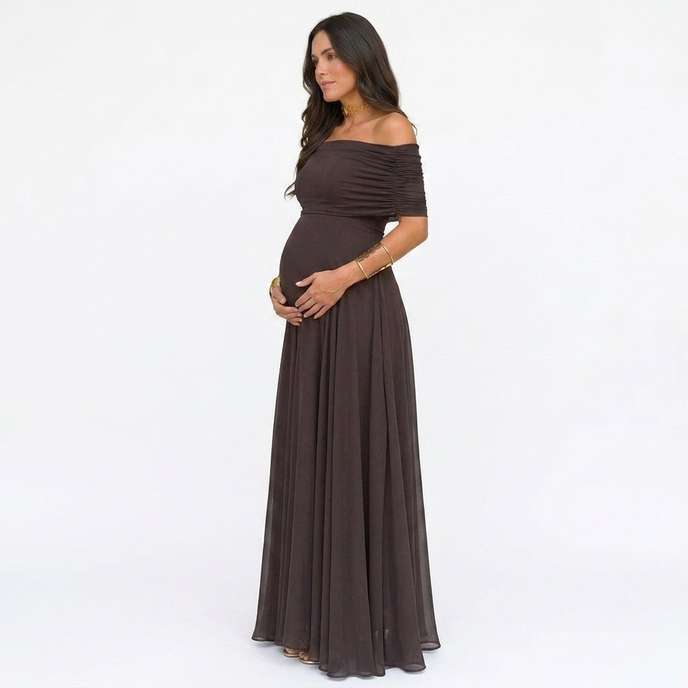 Seitenansicht im Profil: Das fließende Kleid umspielt den Babybauch, die Frau blickt zur Seite 2