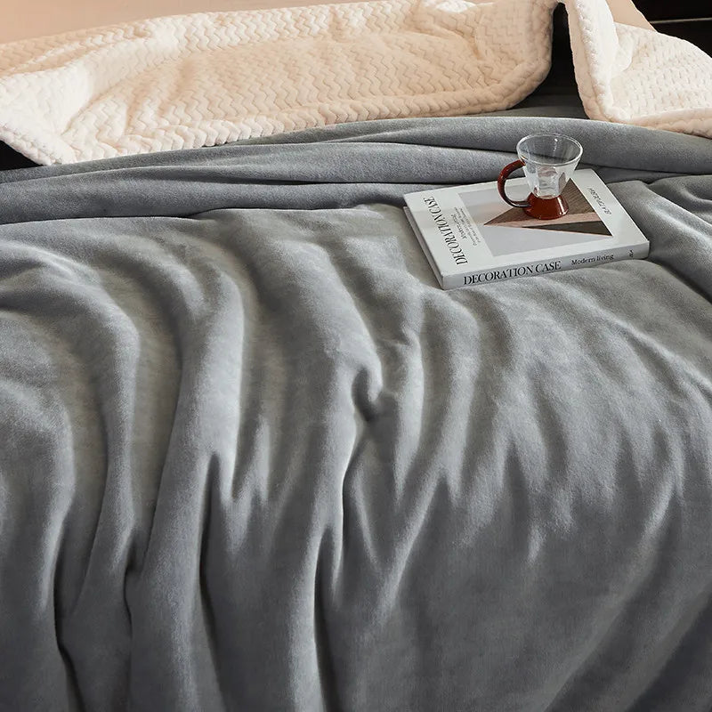 Luxe Winter Fleece Blanket - CozyCuddle