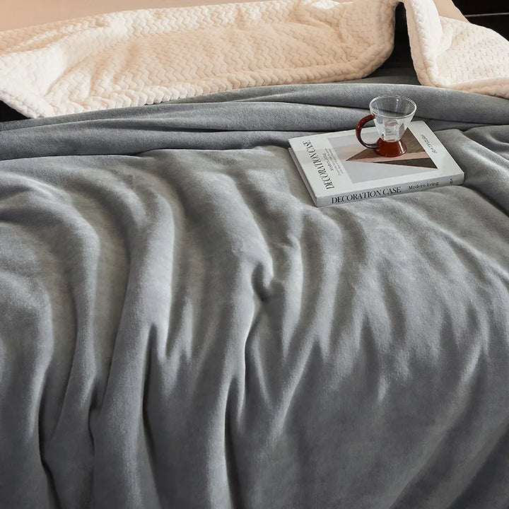Luxe Winter Fleece Blanket - CozyCuddle