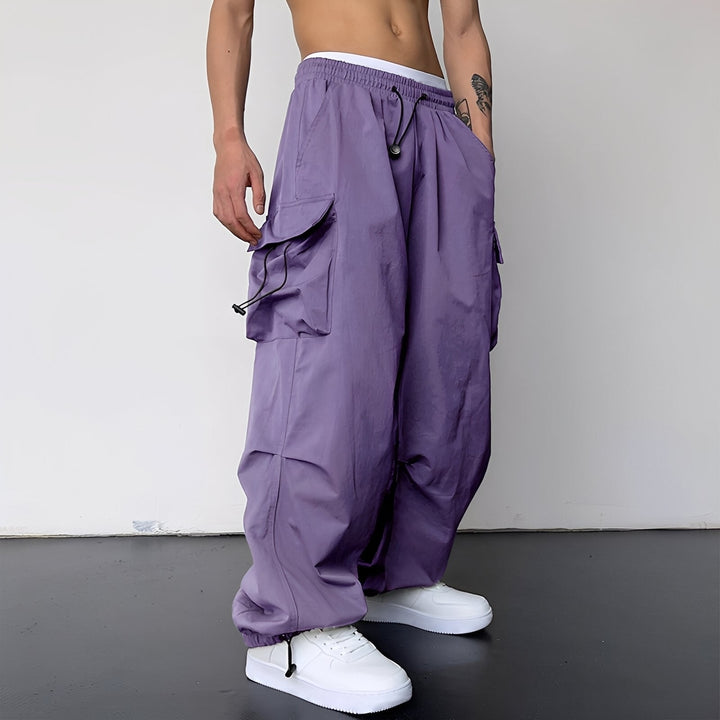 Weite Cargohose in Violett, am Model getragen, mit Kordelzug am Bund und großen Seitentaschen 5