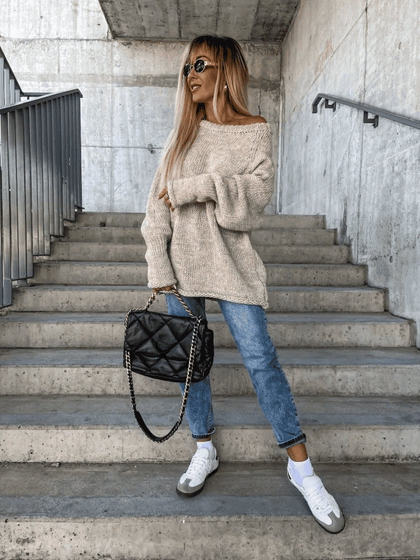Løst strikket damepullover med off-shoulder design – Amira