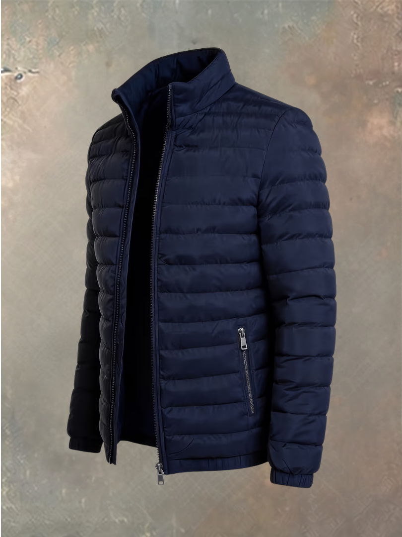 Marineblaue Steppjacke mit Stehkragen und offenem Reißverschluss, schräg von der Seite vor strukturiertem Hintergrund 2