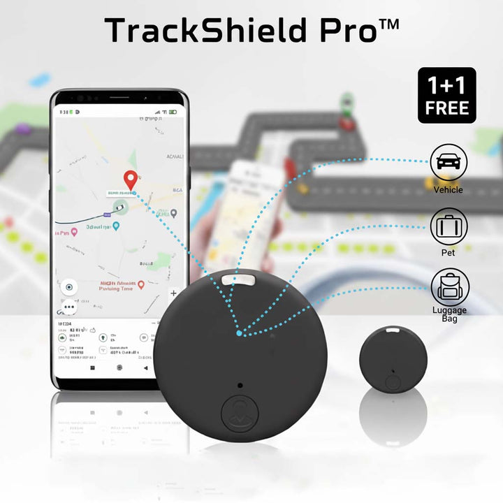 Runder schwarzer Tracker vor einem Smartphone mit Kartenansicht und Standortmarkierung, Symbole für Fahrzeug, Haustier und Gepäck, daneben ein zweiter Tracker. 1