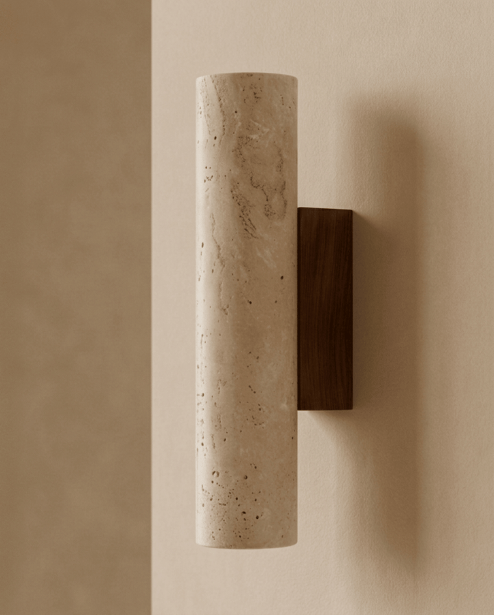 Seitenansicht der ausgeschalteten Wandlampe: Travertinzylinder mit dunkler Holzhalterung an der beigen Wand 1