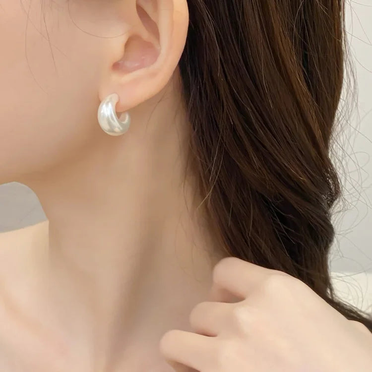 Minimalist Pearl C Earrings – Lunette