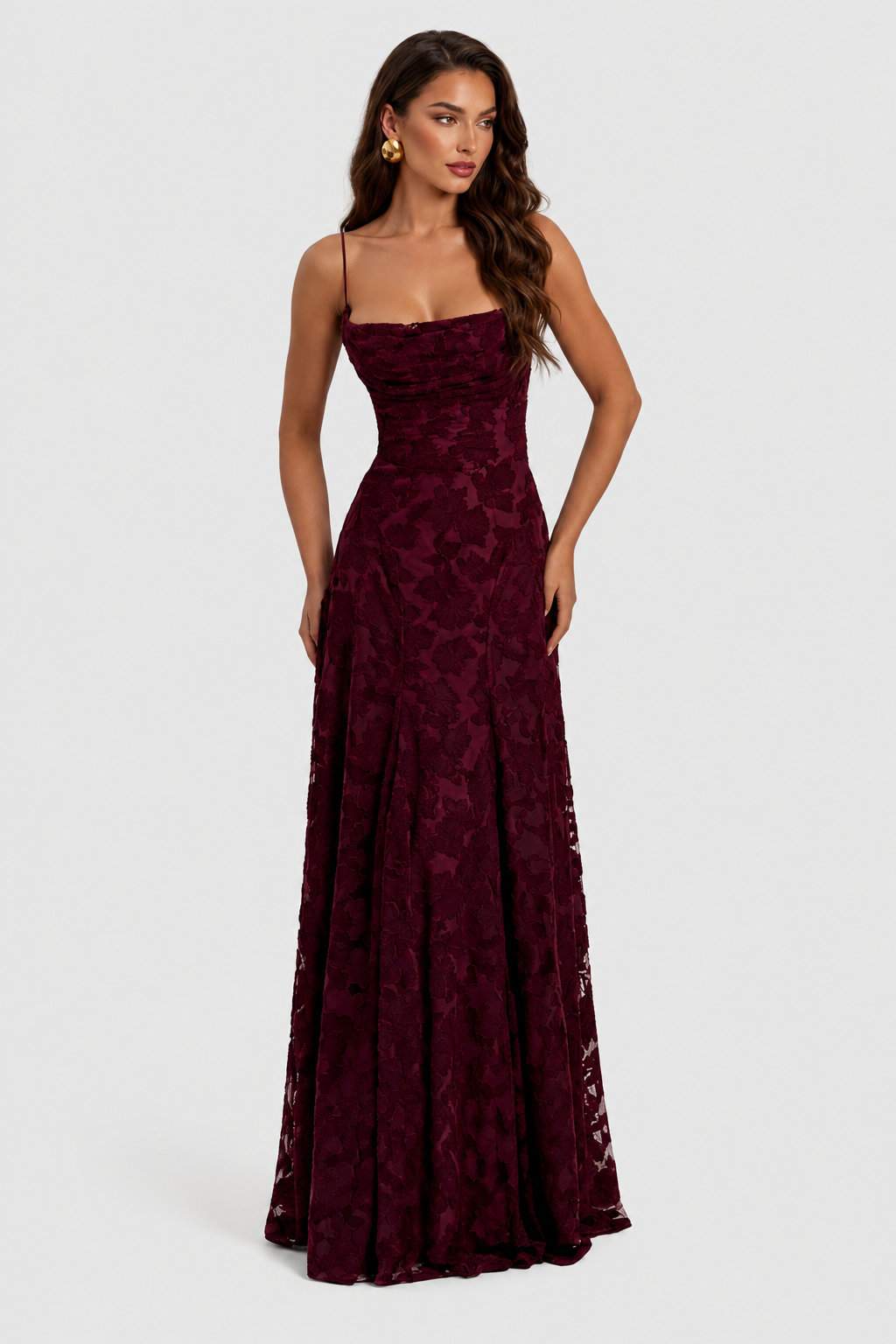 Weinrotes Kleid mit Blumenmuster, drapiertem Ausschnitt und dünnen Trägern, Frontansicht am Model mit goldenen Ohrringen. 9