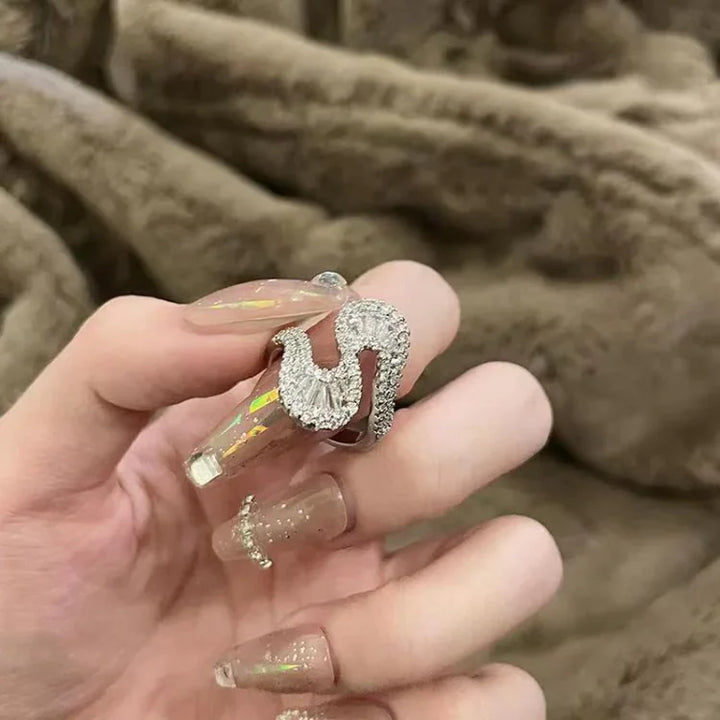 S-formet sølv zirkonia ring – Seraphine