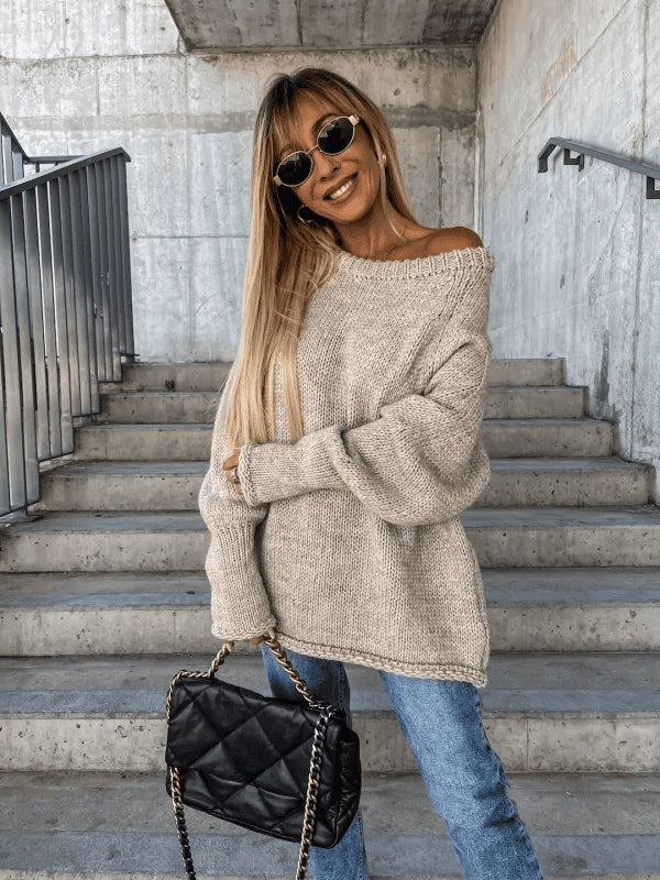 Løst strikket damepullover med off-shoulder design – Amira