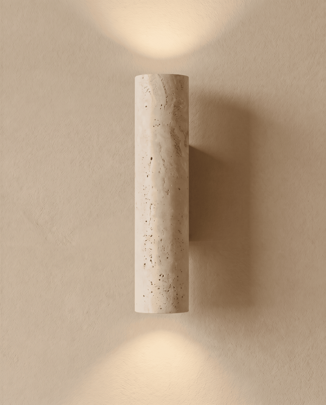 Frontansicht der eingeschalteten Wandlampe, Licht fällt nach oben und unten an die Wand 2