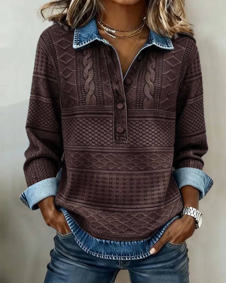 Model trägt den Pullover in Dunkelbraun mit Jeanskragen, Knopfleiste und blauem Jeanssaum, Hände in den Taschen 7
