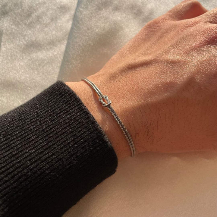 Minimalist Knot Bracelet – Elva