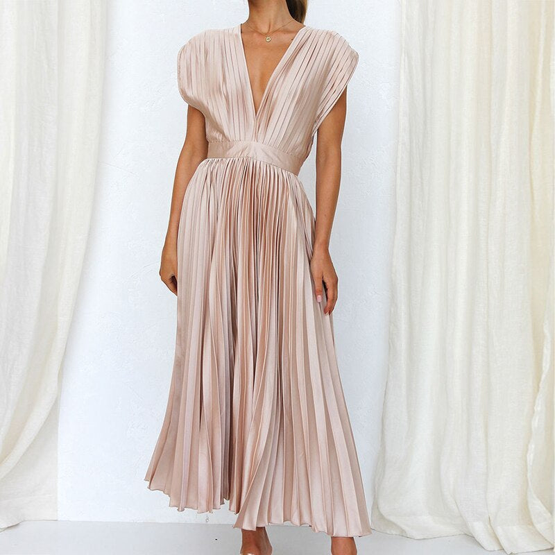 Fließendes Maxikleid mit Plisseefalten und V-Ausschnitt – Noelle