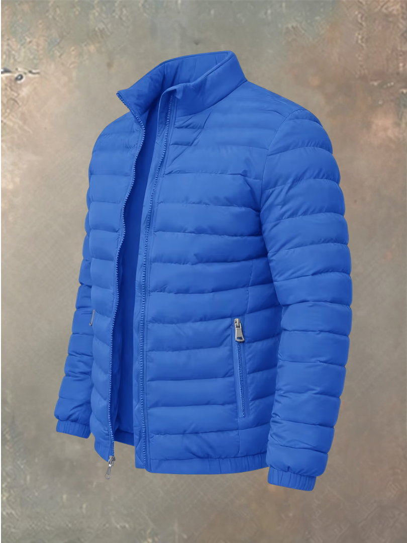 Königsblaue Steppjacke mit Stehkragen, leicht geöffnetem Reißverschluss und Zip-Taschen, von der Seite fotografiert 1