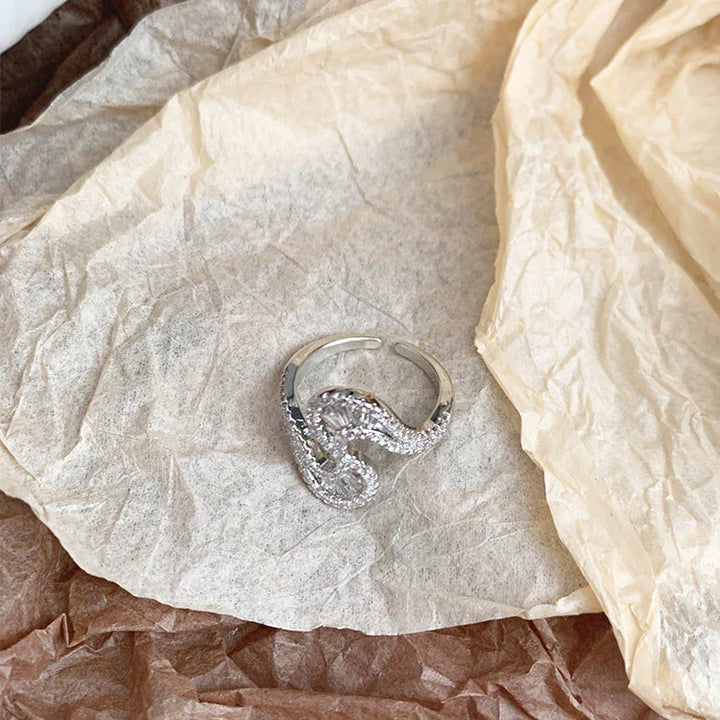 S-formet sølv zirkonia ring – Seraphine