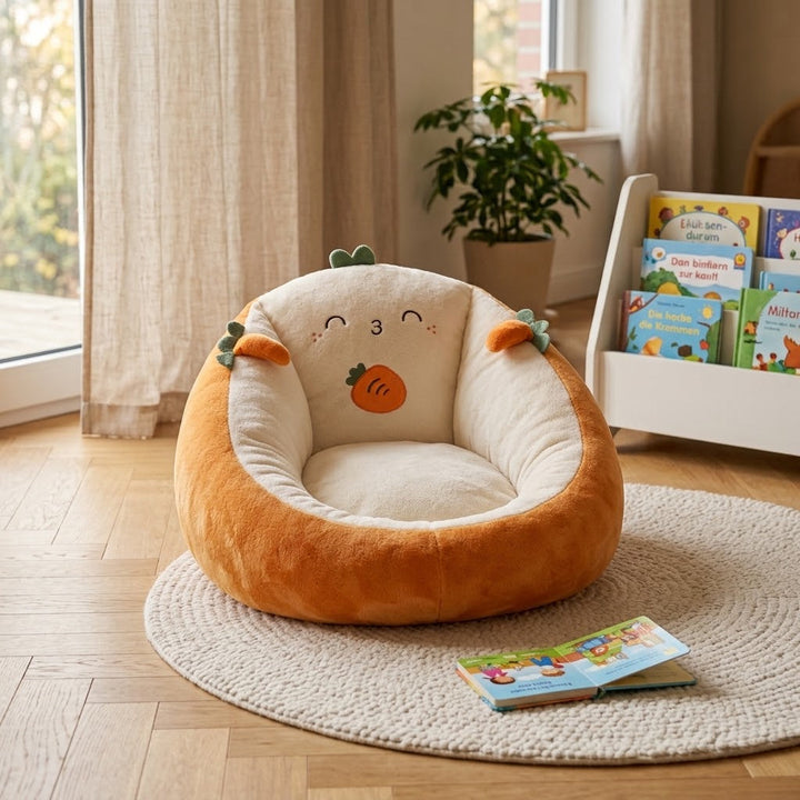 Orange-cremefarbener Karotten-Sitzsack mit aufgesticktem Gesicht auf rundem Teppich neben Bücherregal im Kinderzimmer 1