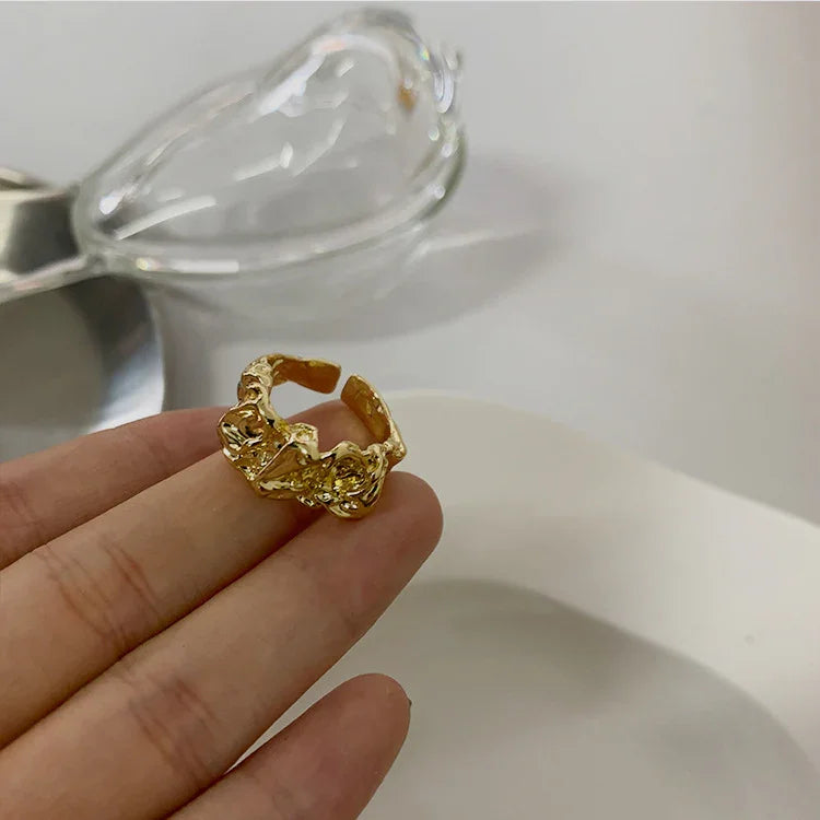 Anillo minimalista con diseño plisado lava – Arden