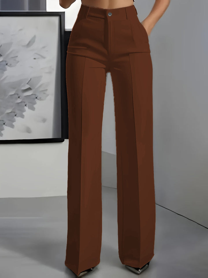 Braune Hose mit hohem Bund und geradem weitem Bein, Vorderansicht am Model 6