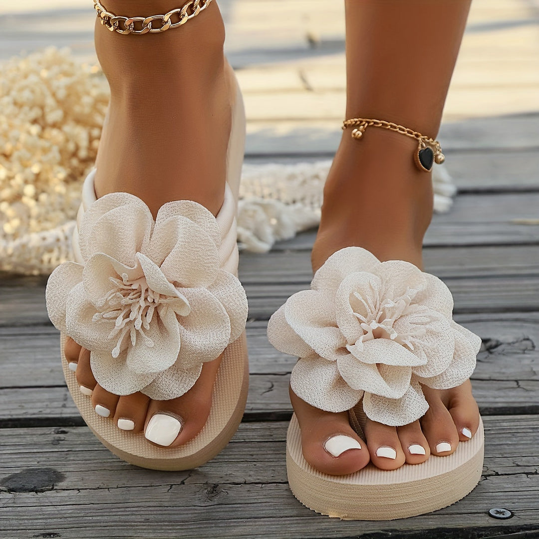 Stylische Damen-Slipper mit Blumendetail für den Sommer - BlütenSchritt