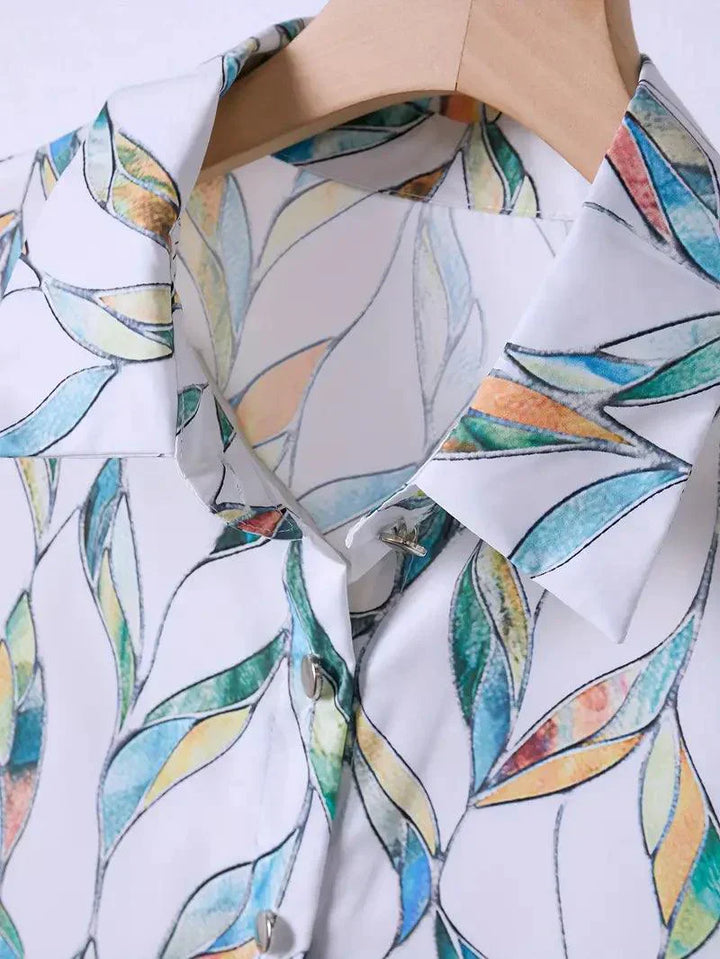 Blusa de mujer moderna con estampado abstracto y tapeta de botones – Marlene