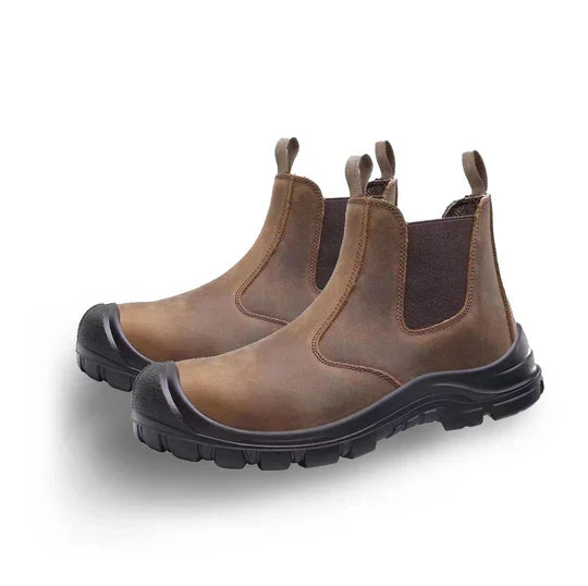 Paar brauner Chelsea-Arbeitsstiefel aus Nubukleder mit schwarzer Gummikappe und kräftiger Profilsohle, nebeneinander stehend 4
