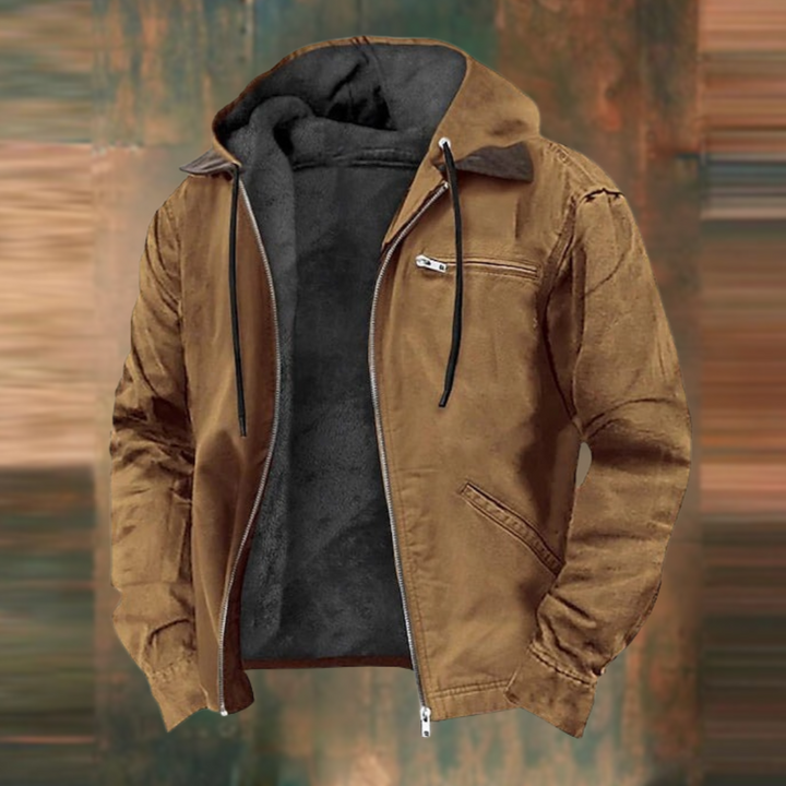Offene Kapuzenjacke in Braun mit dunklem Fleecefutter, Reißverschluss, Brusttasche und Kordeln, vor unscharfem Hintergrund. 1