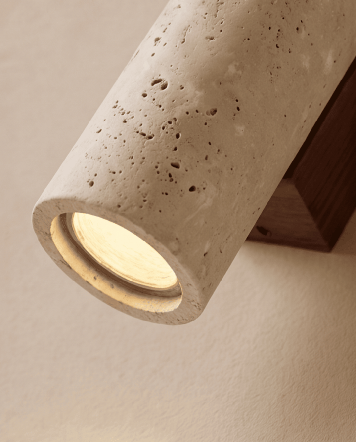 Detail der unteren Lichtöffnung mit eingesetzter Leuchte, daneben die dunkle Holzhalterung an der Wand 5