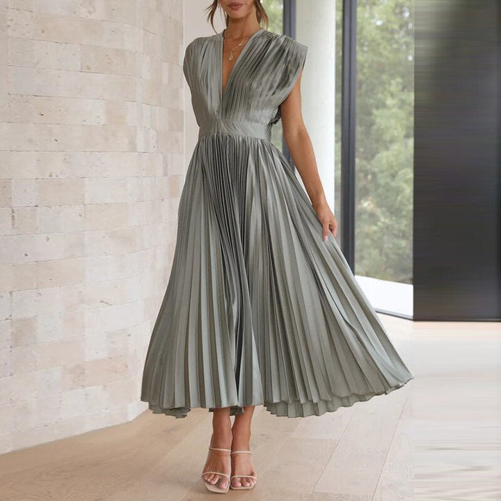 Fließendes Maxikleid mit Plisseefalten und V-Ausschnitt – Noelle
