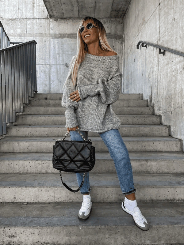 Løst strikket damepullover med off-shoulder design – Amira