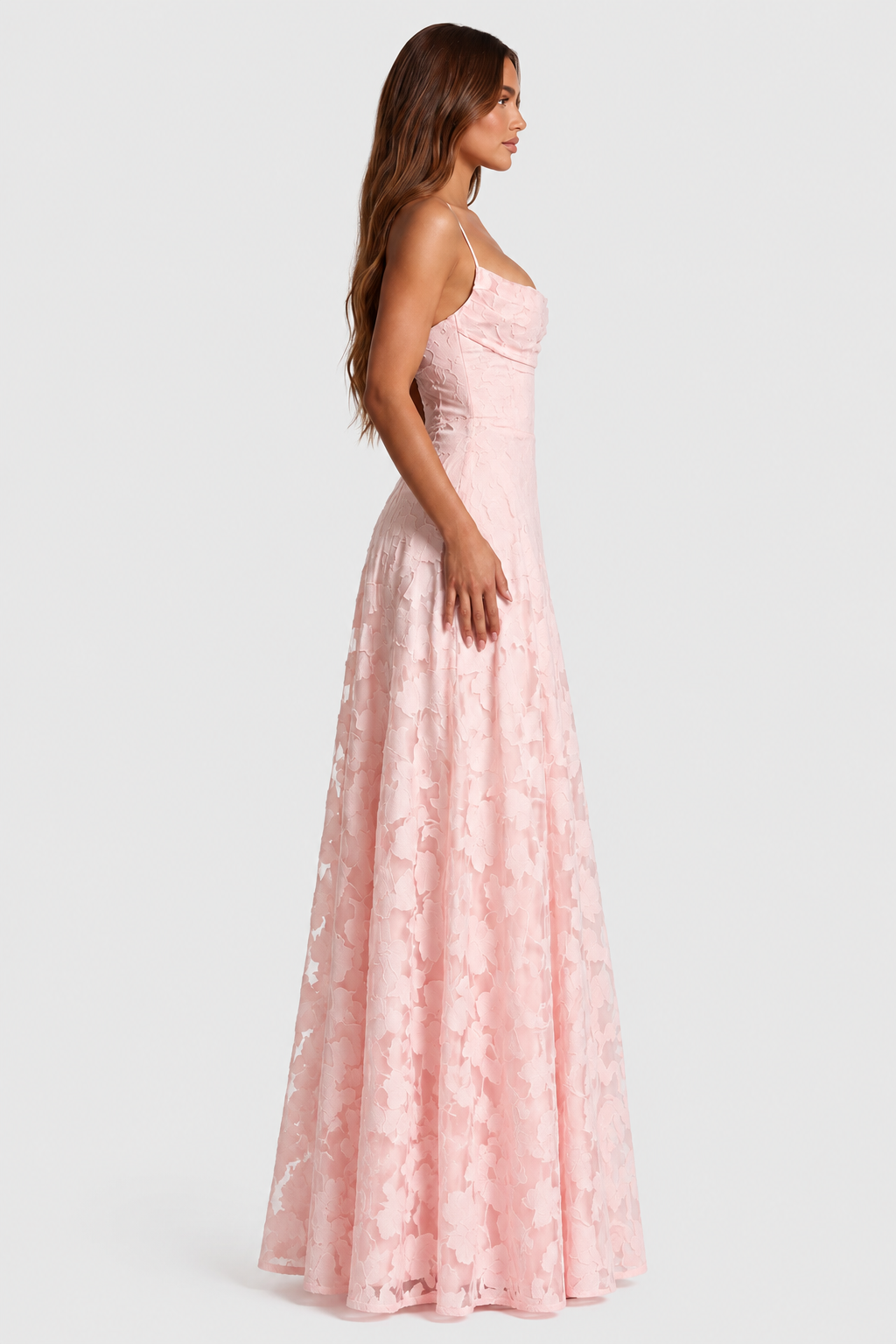 Rosafarbenes Kleid im Profil, zeigt die A-Linie, den drapierten Ausschnitt und den bodenlangen Rock mit Blumenmuster. 7