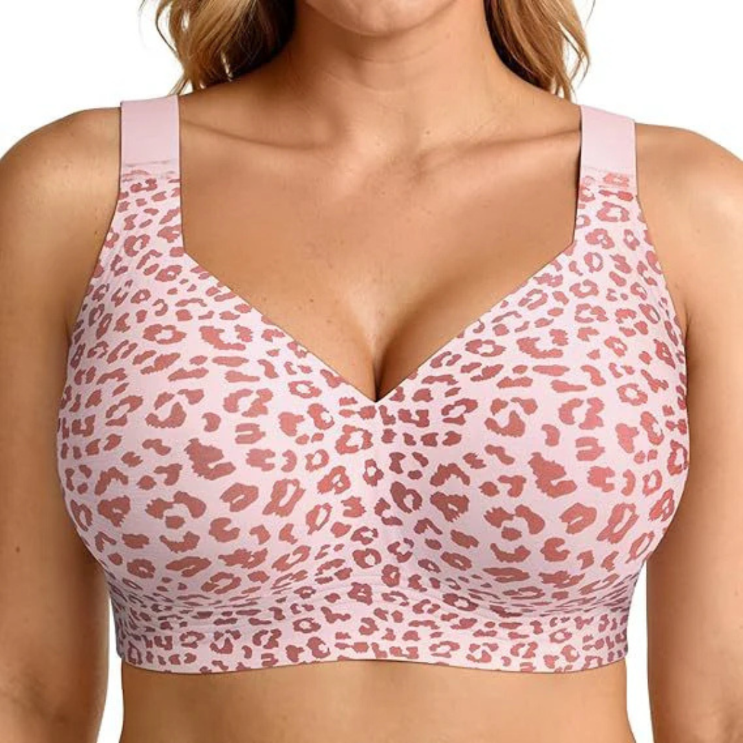 Rosafarbener BH mit rosa-roten Leopardenflecken und V-Ausschnitt, frontal von einem Model getragen 11