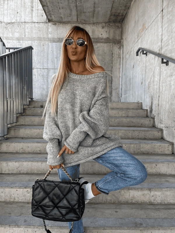 Løst strikket damepullover med off-shoulder design – Amira