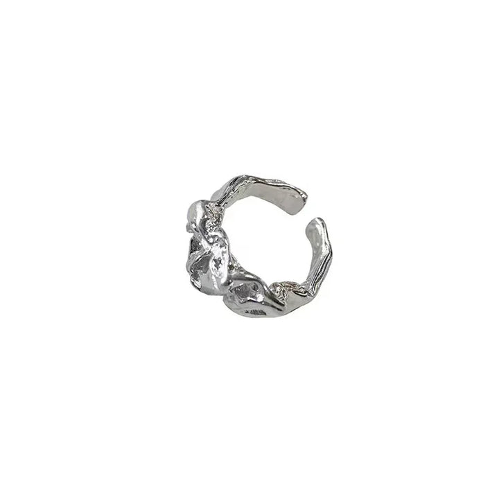 Anillo minimalista con diseño plisado lava – Arden