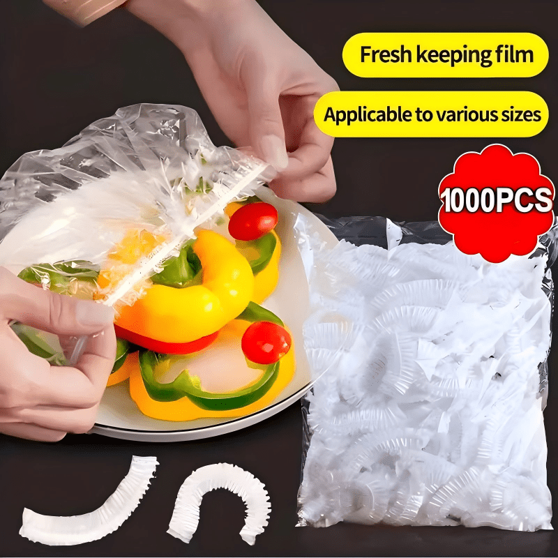 Hände ziehen eine Abdeckung über einen Teller mit Paprika und Tomaten, rechts liegt der Beutel mit weißen Abdeckungen. 10