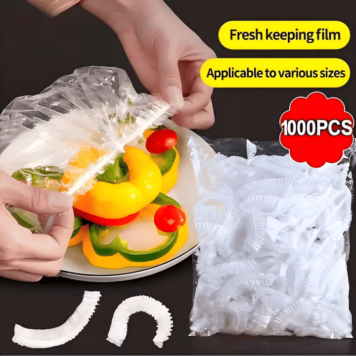 Hände ziehen eine Abdeckung über einen Teller mit Paprika und Tomaten, rechts liegt der Beutel mit weißen Abdeckungen. 10