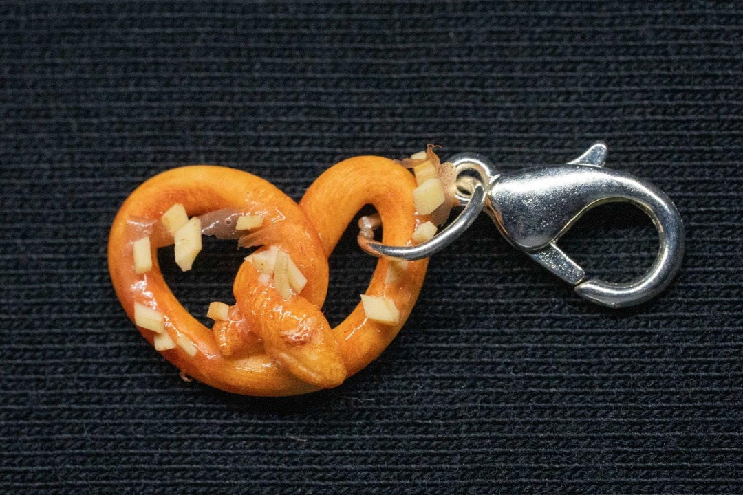 Colgante con dije de pretzel – AlpenBrezn Oktoberfest 2026