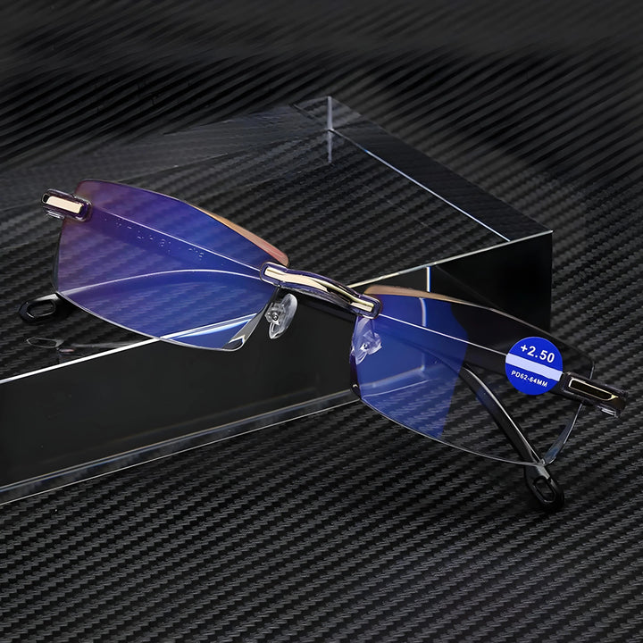 Randlose Lesebrille mit bläulich entspiegelten Gläsern steht auf einer Glasstufe vor einem Hintergrund im Carbonmuster. 5