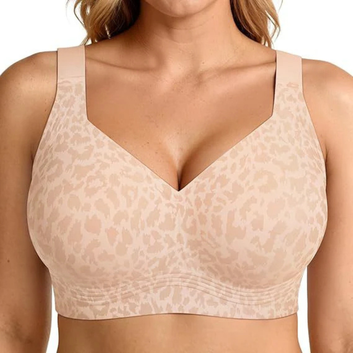 Beiger BH mit hellem Leopardenmuster, V-Ausschnitt und breiten Trägern, frontal am Model 9