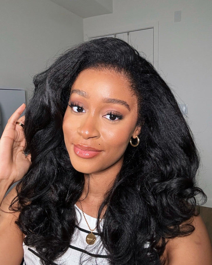 Schwarze HD Lace paryk med body wave og krøllet kant – Amara