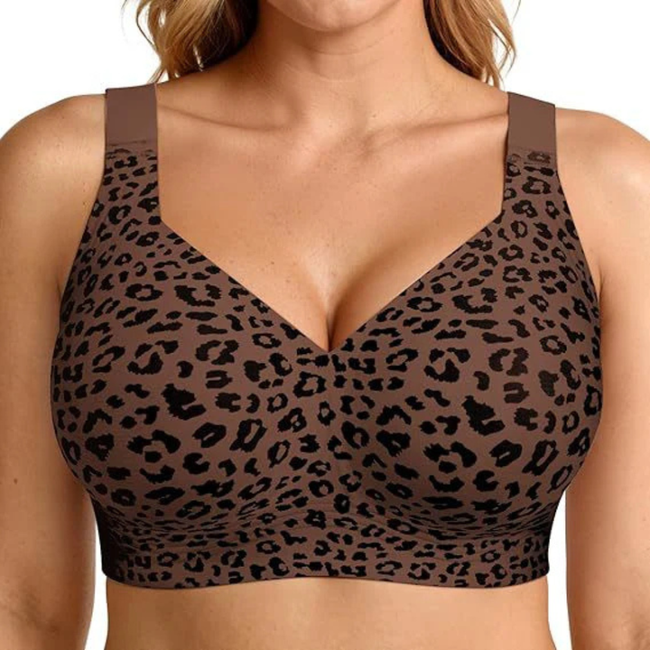 Brauner BH mit schwarzem Leopardenmuster und V-Ausschnitt, frontal von einem Model getragen 10