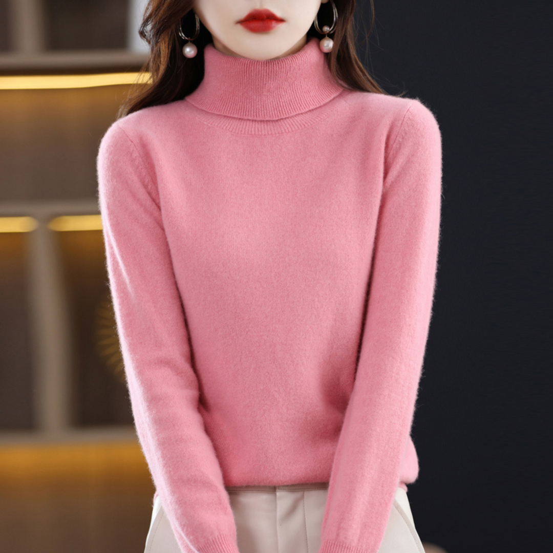 Rosa Rollkragenpullover am Model, Frontansicht mit locker herabhängenden Armen und heller Hose. 7