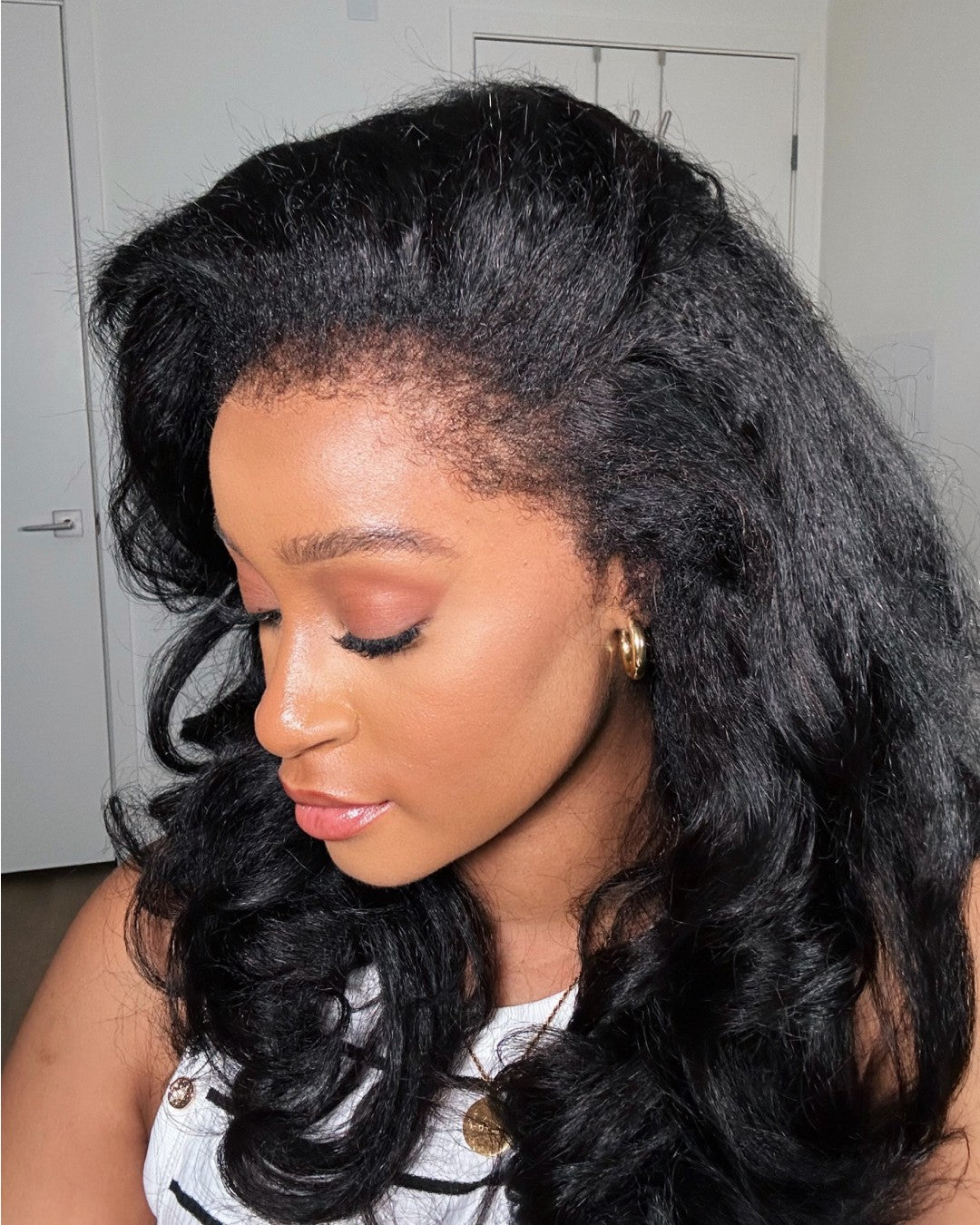 Schwarze HD Lace paryk med body wave og krøllet kant – Amara
